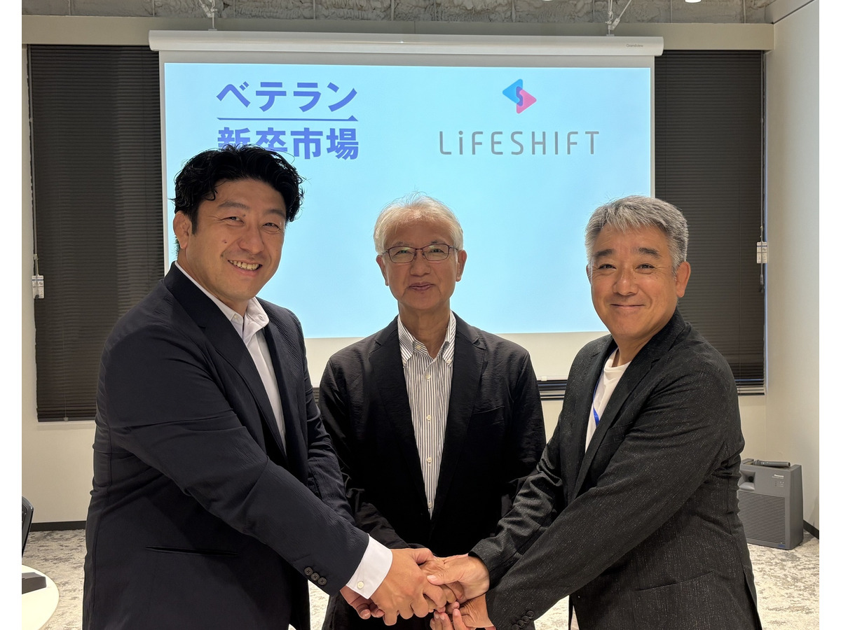 ライフシフト大学学長　藤田英樹氏（中）と、弊社代表取締役社長　柳川智学（左）代表取締役会長　古川英一（右）