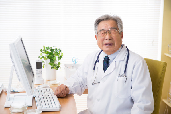 医師の定年は「65歳」が最多！約8割が65歳以降も“働き続けたい”が健康や職場探しに不安